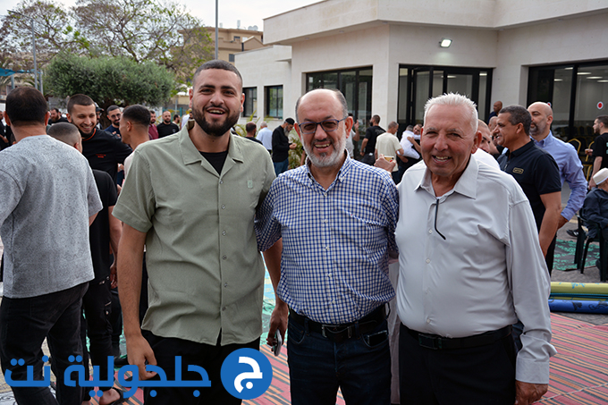 اهالي جلجولية يؤدون صلاة عيد الاضحى في ساحة مسجد الروضة في جلجولية 